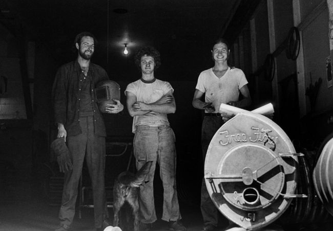 1977 год: Эрик Дарнелл (крайний справа) и его первые производственные партнеры Боб и Шерм Уилсоны