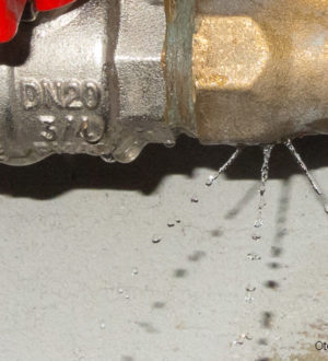 Как устранить течь в системе отопления дома?